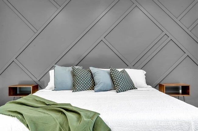 Building Photo - 835 N Harvard Blvd