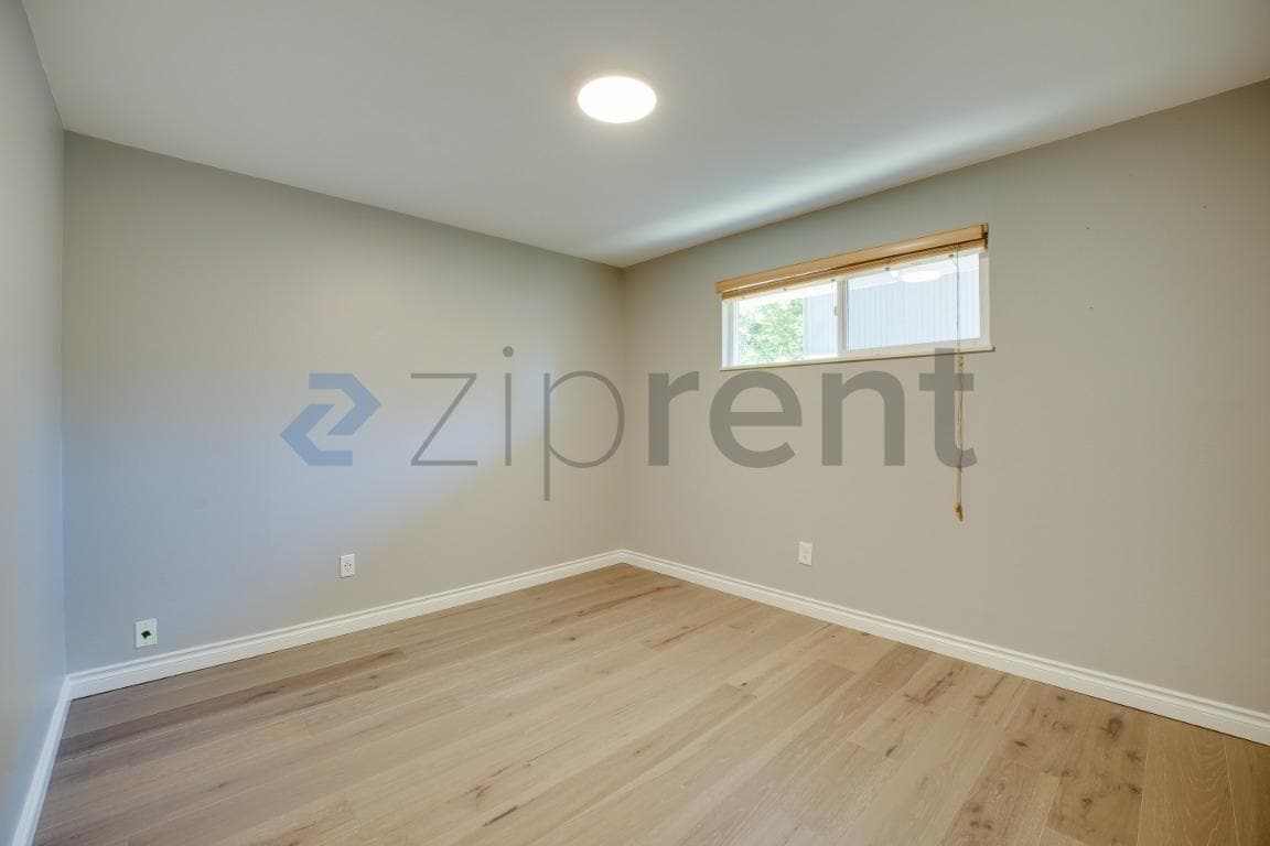 Building Photo - Unit