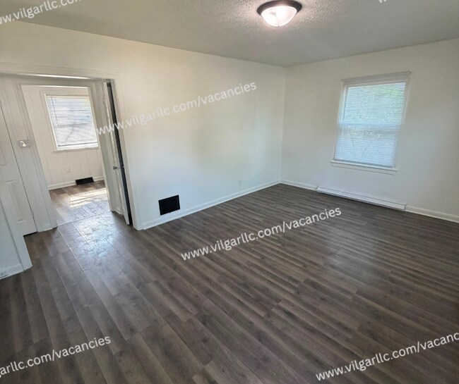 Building Photo - Newly Renovated 3- Bedrooms,  1-Bathroom Home