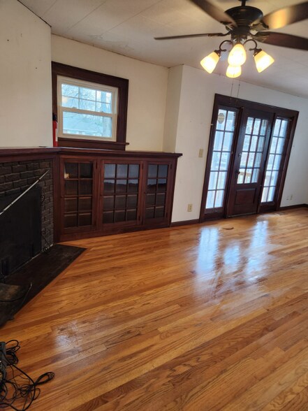 Building Photo - 2600 S 40th St