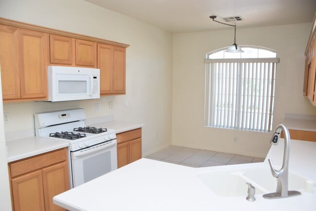 Building Photo - 1 STORY HOME IN GATED SE COMMUNITY