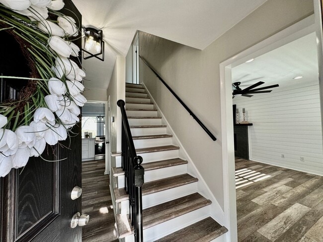 Building Photo - READY NOW!! Updated 5-Bedroom Home w/Fenced Backyard, Attached Garage  & Sunroom - Pet Friendly!