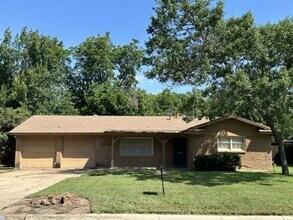 Building Photo - 2820 Southgate Dr