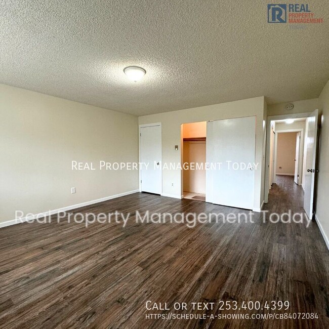 Building Photo - 2 Bedroom 2 Bath Duplex in Des Moines!