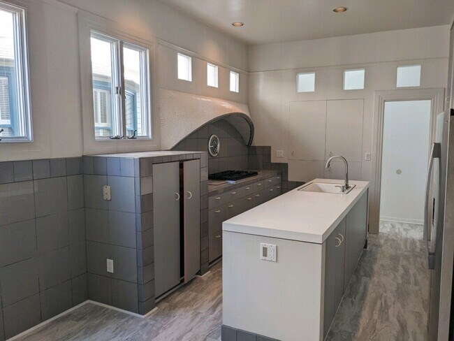 Building Photo - Spacious 4+ Bedroom House in Jordan Park with 2-Car Parking