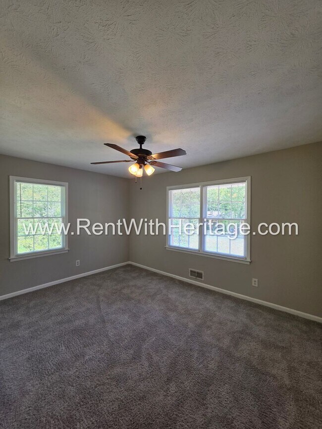 Building Photo - 7016 Skyline Dr