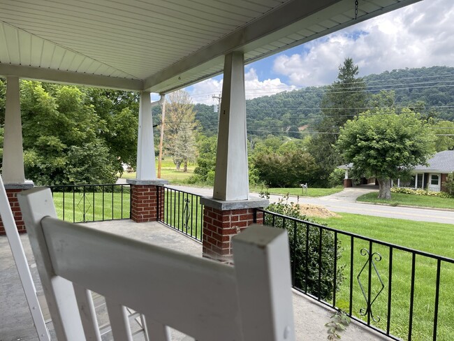 Building Photo - 3 bedroom, 2 bath 15 MINUTES  to Asheville...