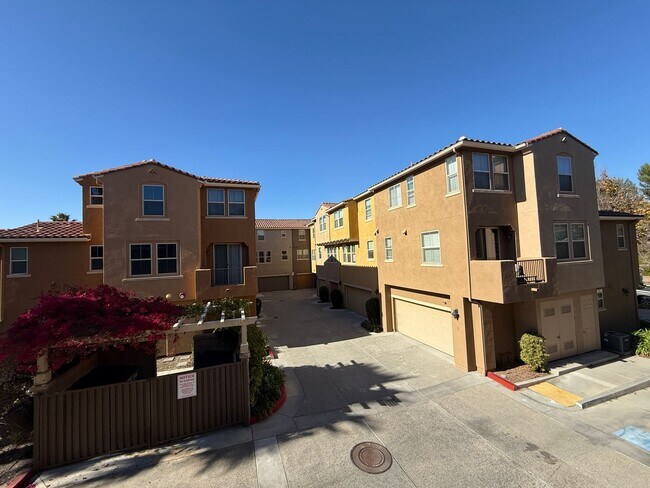 Building Photo - Tri-level 3-bedroom 3-bathroom townhouse located in Chula Vista, CA