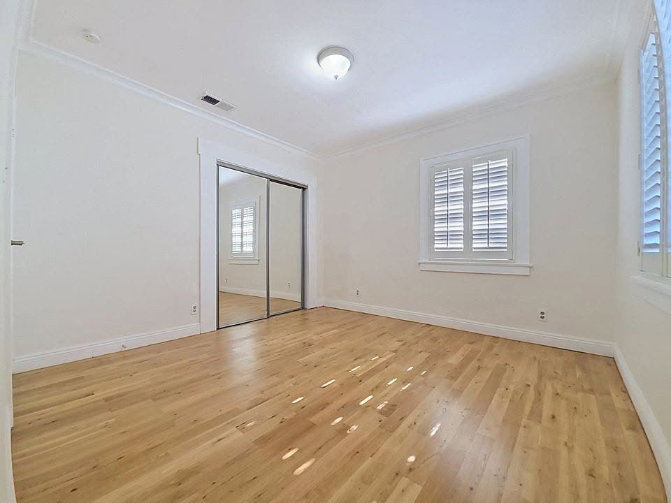 Building Photo - 3819 S Van Ness Ave