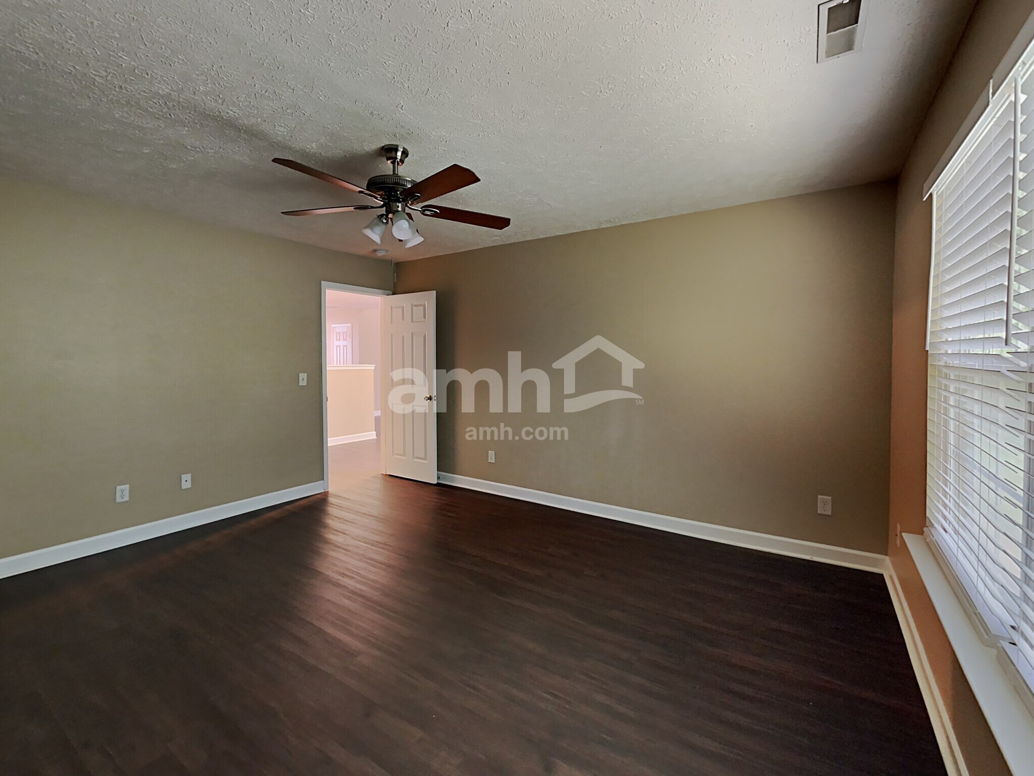 Building Photo - 8028 Meadowview Ln