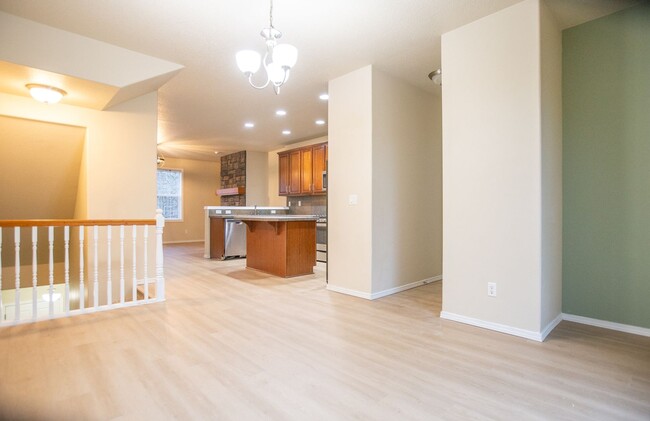 Building Photo - *Large Hillsboro 4 Bedroom Townhome Availa...