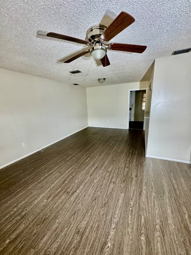 Building Photo - "Charming 2-Bed, 2-Bath Retreat in Palm Ha...