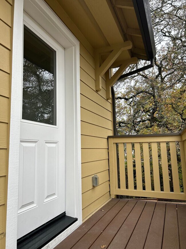 Building Photo - 1086-1086 Dutton Ave