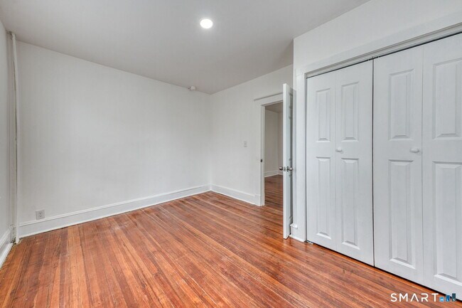 Building Photo - 152 Oak St