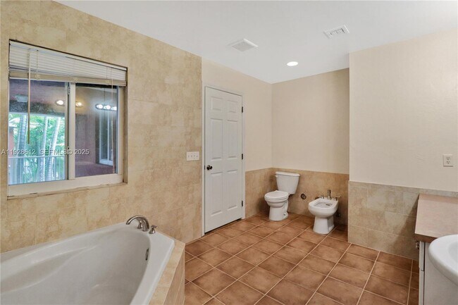 Building Photo - 15735 SW 92nd Ave