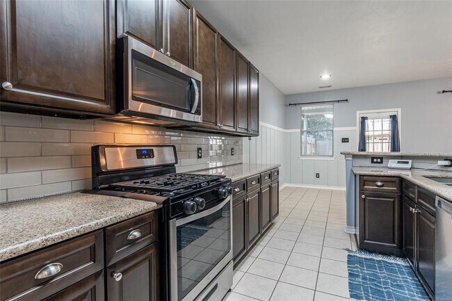 Building Photo - 336 Capella Oaks Ln