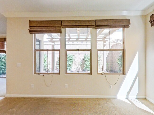 Building Photo - Desirable 3 bedroom Townhouse in the heart...
