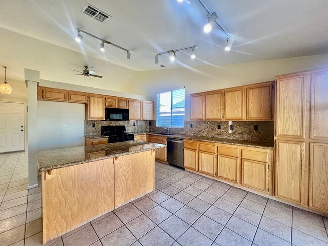 Building Photo - AVAILBLE NOW!! LOVELY 3-bedroom 2 bath Home in Indio!