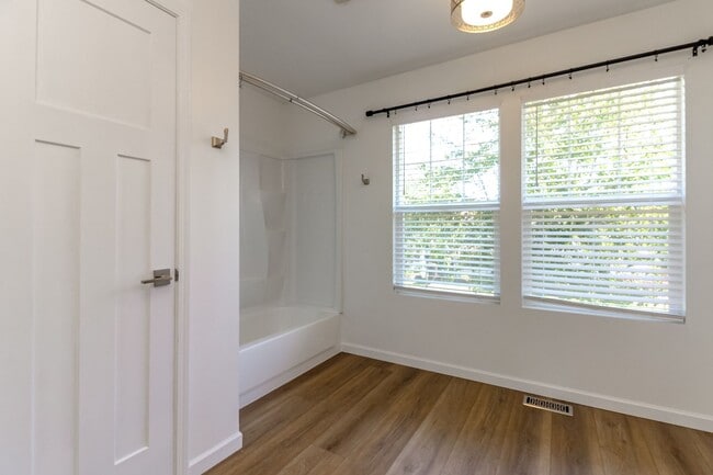 Building Photo - Beautiful upgraded 4 bedroom DuPont home with AC and sprinkler system