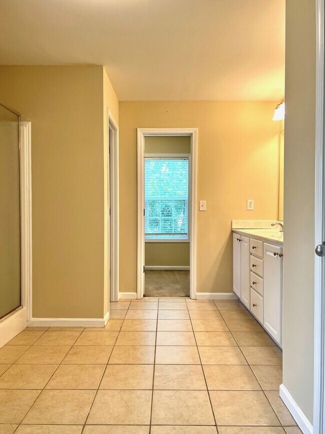 Building Photo - Large 4 Bedroom 2.5 Bath Home