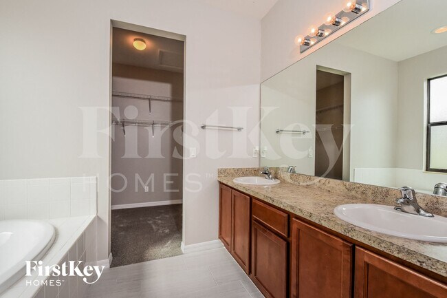 Building Photo - 2717 SW 18th Ave