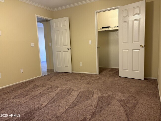 Building Photo - 925 S Longmore