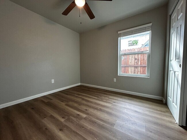 Building Photo - Coming Soon! 2 Bed/1 Bath Home