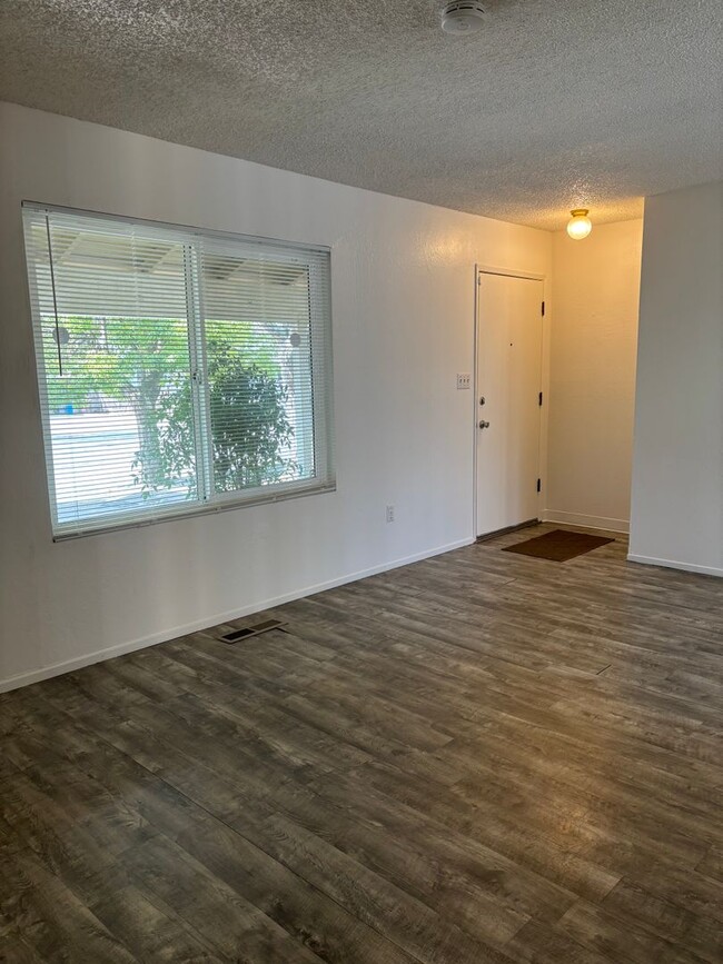 Building Photo - 2 bedroom ~1 bath ~ 1 car Garage!!