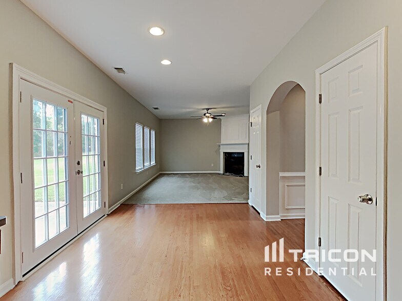 Building Photo - 7751 Parkside Dr