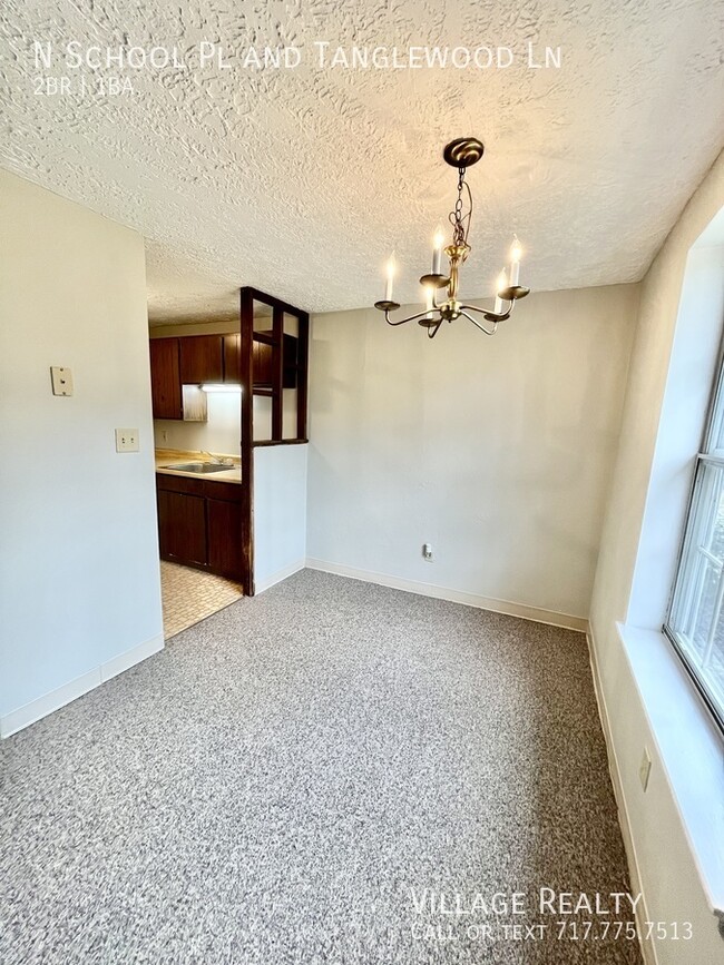 Building Photo - Top Floor! Roomy 2-Bed with A/C & Off-Stre...