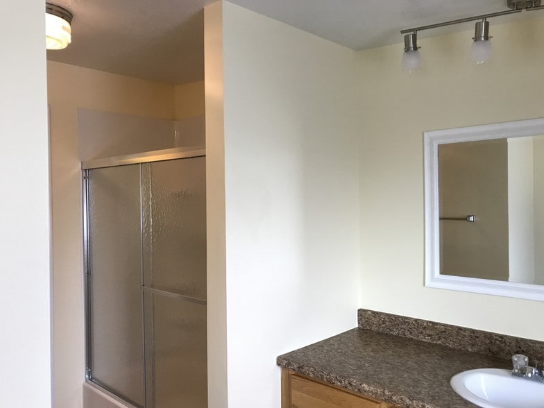 Full Bathroom - 1064 Nayon Dr
