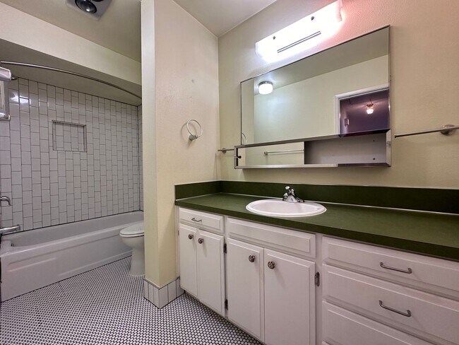 Building Photo - Modern Vintage Vibe