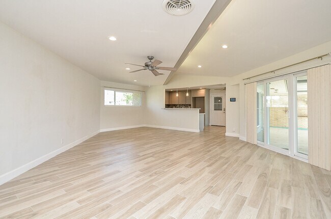 Building Photo - 414 Lakeview Dr