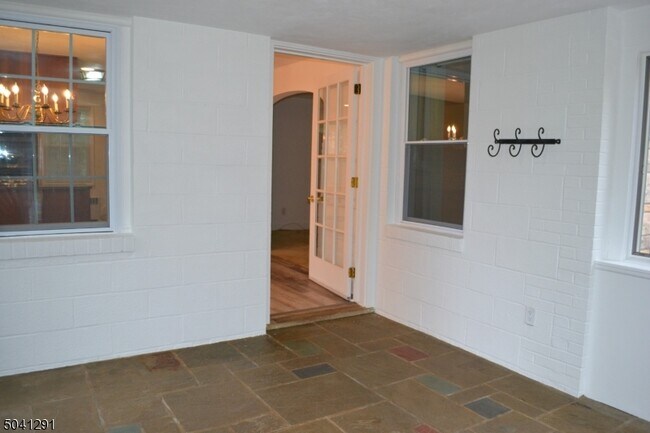 Building Photo - 3 Meadow Dr