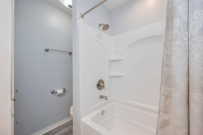Building Photo - 8711 Pines Pl Dr