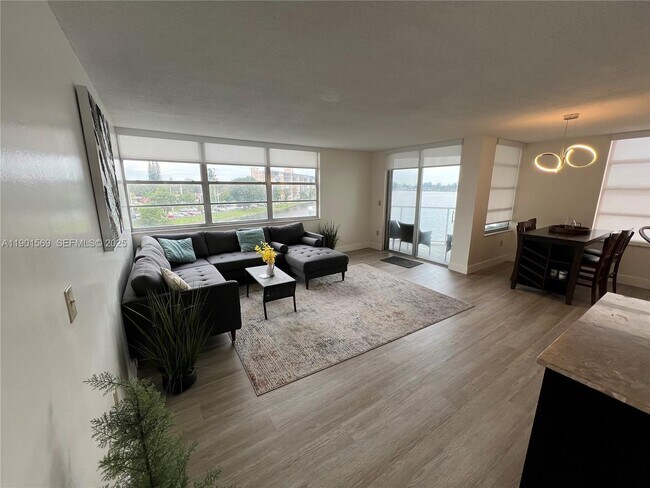 Building Photo - 1301 NE Miami Gardens Dr