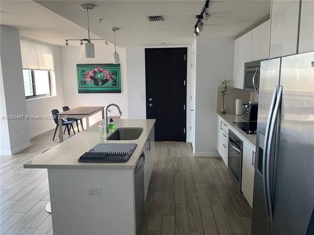 Building Photo - 999 SW 1st Ave