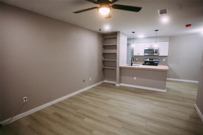 Building Photo - 345 FM86