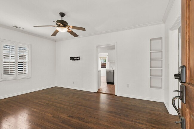Building Photo - 4740 W Mountain View Dr