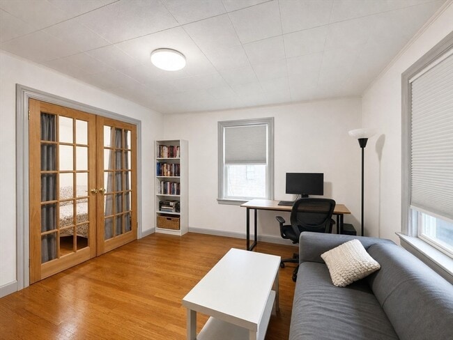 Building Photo - 121 Thorndike St