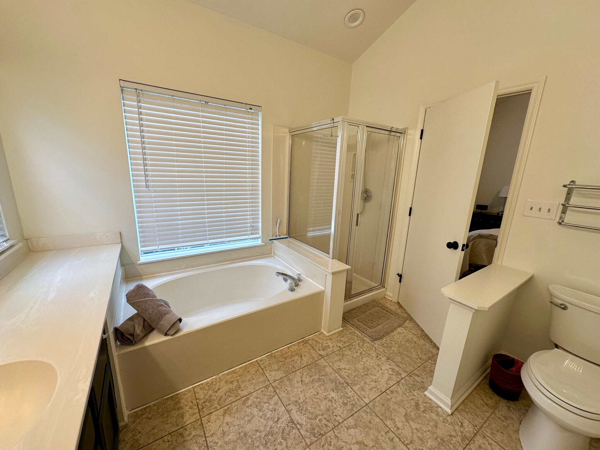 principal en-suite bathroom - 3201 Gulfstream Ct