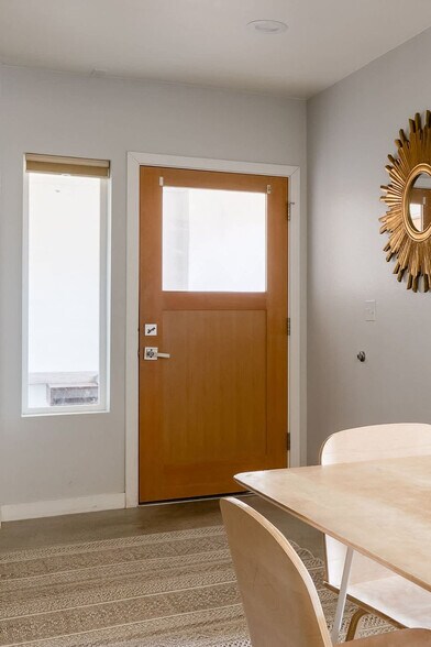 Building Photo - 911 SE 26th Ave