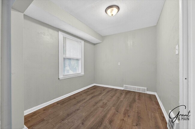 Building Photo - $1275 3 bedroom bungalow