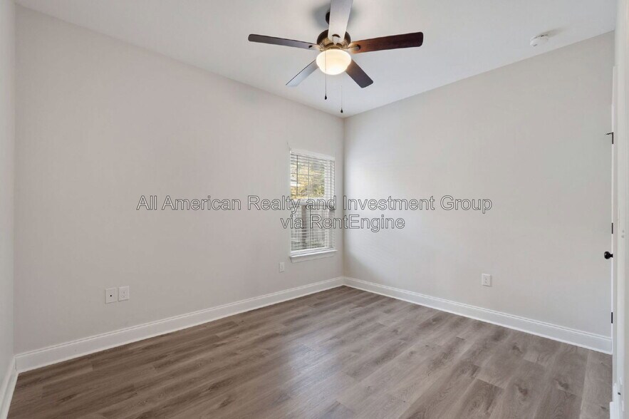 Building Photo - 331 Adams Dr