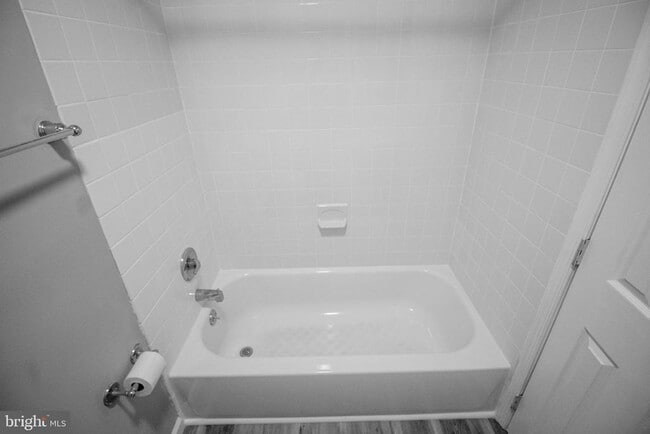 Building Photo - 234 E Linden St