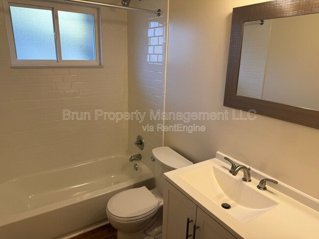 Building Photo - 3817 Woodlake Dr