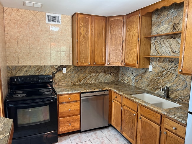 Building Photo - "Charming 3-Bed Retreat in Aurora!"