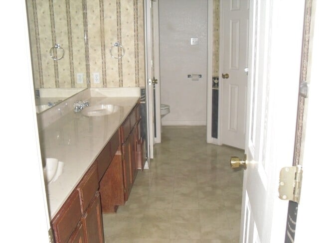 Building Photo - 4201 Windwood Dr