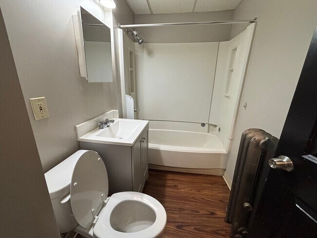 Building Photo - 26 Catharine St