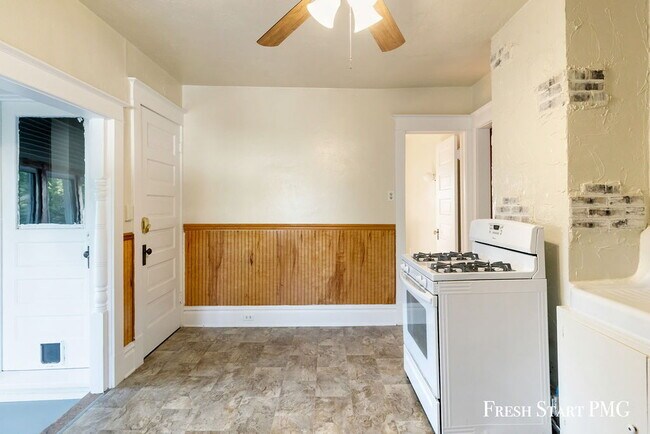Building Photo - Spacious 3-Bedroom Haven with Sunroom & Wa...